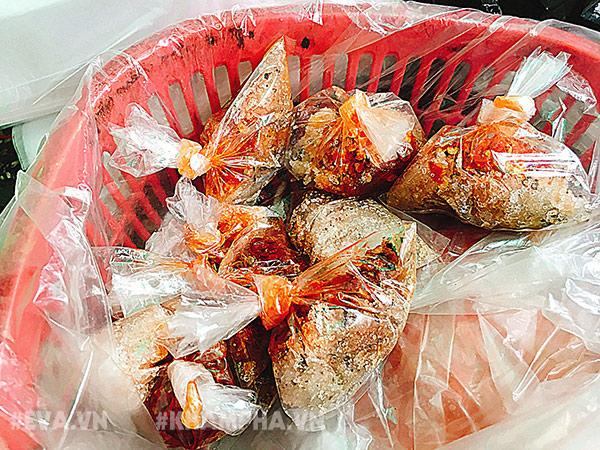 Choáng váng cảnh chen lấn giành giật mua amp;#34;mâm cua dì Baamp;#34; ở Sài Gòn, 10 phút bán 30kg - 5