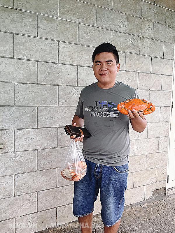 Choáng váng cảnh chen lấn giành giật mua amp;#34;mâm cua dì Baamp;#34; ở Sài Gòn, 10 phút bán 30kg - 11