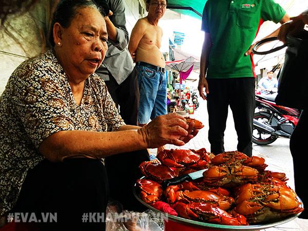Choáng váng cảnh chen lấn giành giật mua amp;#34;mâm cua dì Baamp;#34; ở Sài Gòn, 10 phút bán 30kg - 14