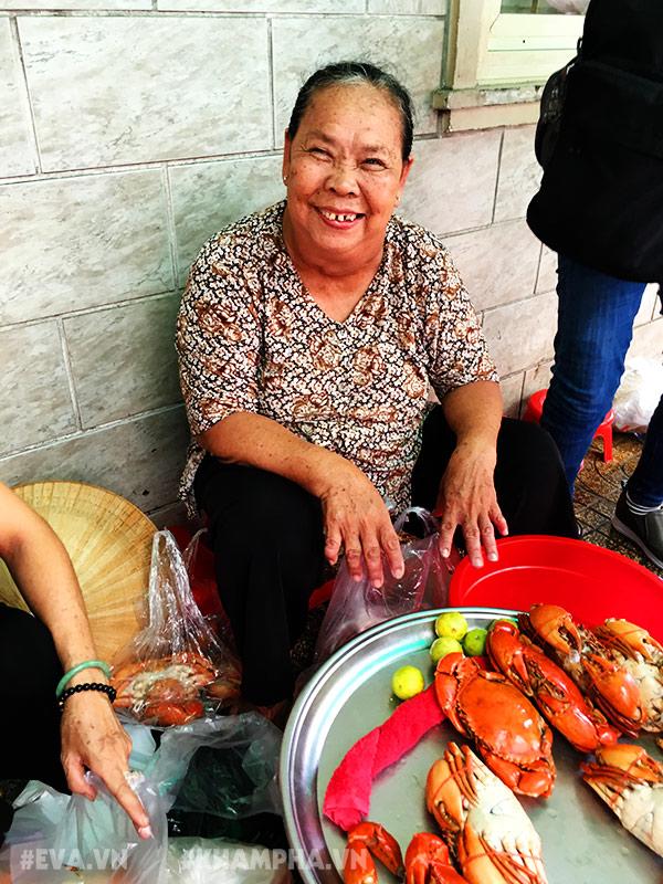 Choáng váng cảnh chen lấn giành giật mua amp;#34;mâm cua dì Baamp;#34; ở Sài Gòn, 10 phút bán 30kg - 13