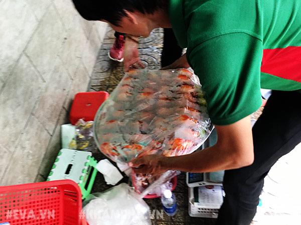 Choáng váng cảnh chen lấn giành giật mua amp;#34;mâm cua dì Baamp;#34; ở Sài Gòn, 10 phút bán 30kg - 3