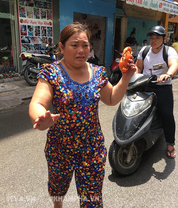 Choáng váng cảnh chen lấn giành giật mua amp;#34;mâm cua dì Baamp;#34; ở Sài Gòn, 10 phút bán 30kg - 9