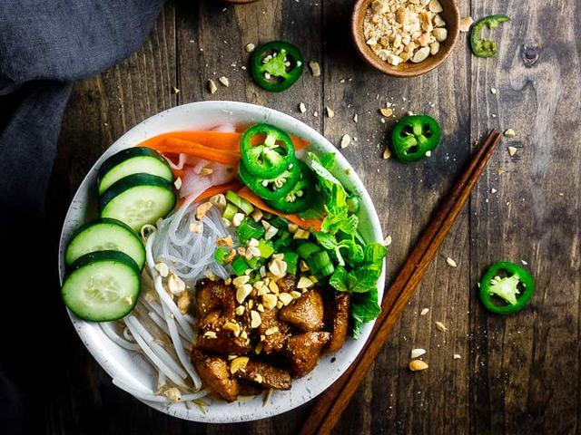 Đổi vị cho cả nhà với bún trộn thịt nướng thơm lừng, vừa ăn vừa sướng - 1