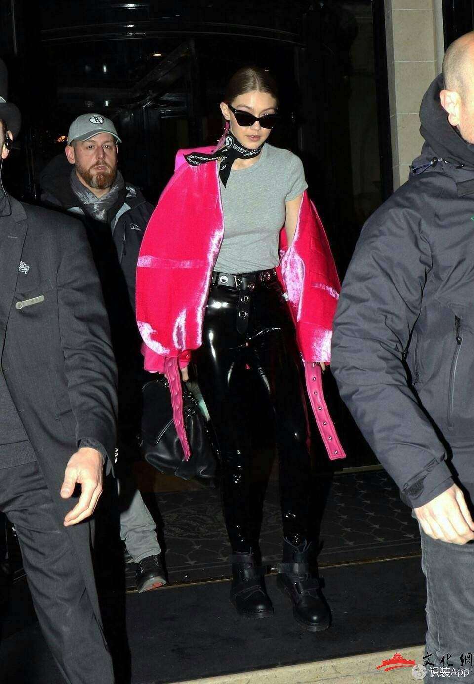 Hài nhưng có thật: Thành Long đích thị là amp;#34;bố giàamp;#34; thời trang đi trước cả chị em - 10