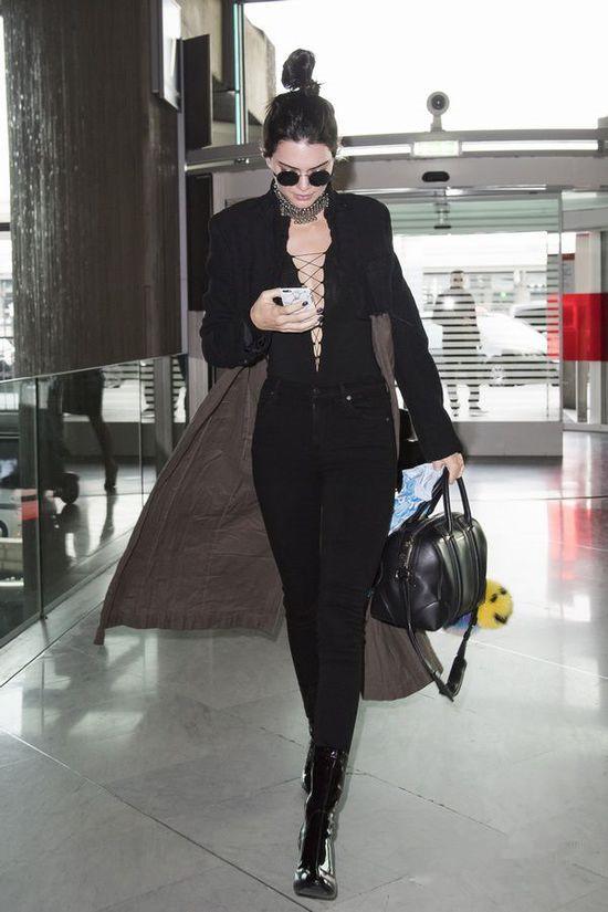 Hài nhưng có thật: Thành Long đích thị là amp;#34;bố giàamp;#34; thời trang đi trước cả chị em - 2