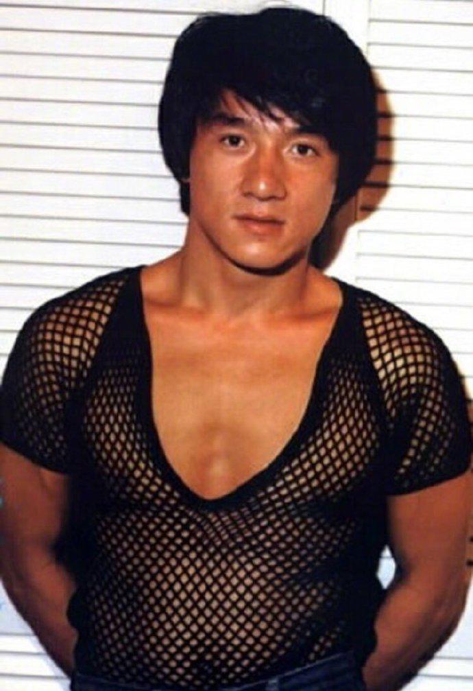 Hài nhưng có thật: Thành Long đích thị là amp;#34;bố giàamp;#34; thời trang đi trước cả chị em - 3