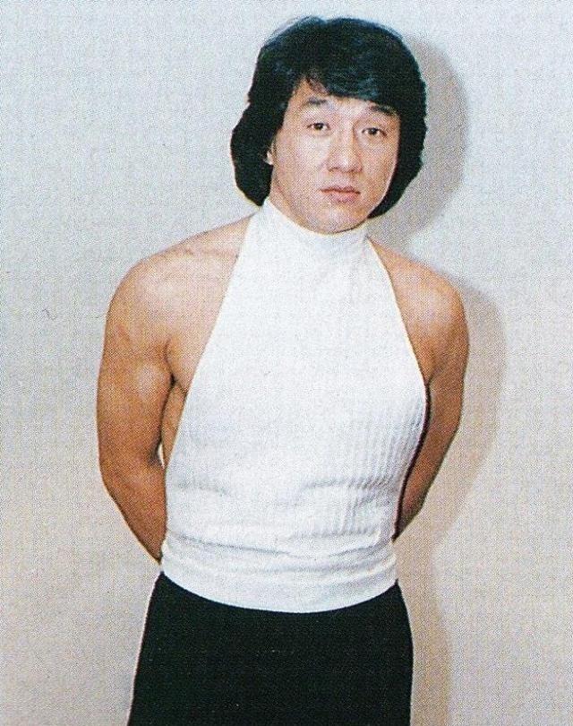 Hài nhưng có thật: Thành Long đích thị là amp;#34;bố giàamp;#34; thời trang đi trước cả chị em - 5