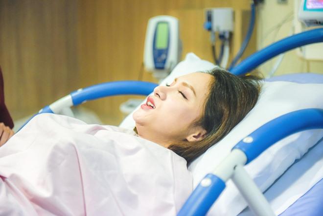 6 sao Việt nổi tiếng vật vã, la hét với cơn đau đẻ trên truyền hình - 5