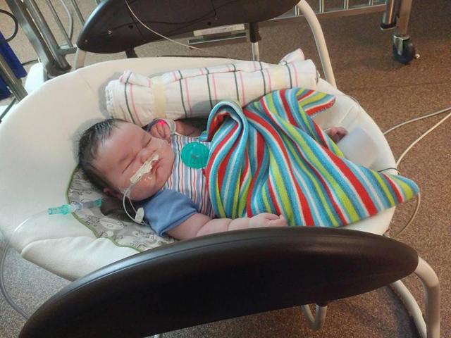 Đưa vợ bầu bụng khổng lồ đi đẻ, chồng cân con 3 lần vẫn không tin vào mắt mình