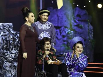 Vỡ òa khi NSƯT Diệu Hiền đi xe lăn đến show truyền hình