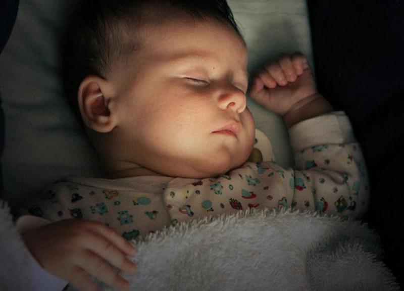 4. Bật đèn sáng khi con ngủ: khiến trẻ khó nhận thức ngày - đêm, ngủ không ngoan.

