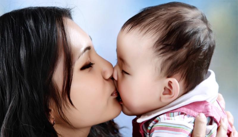 Trẻ sơ sinh đề kháng kém nên hôn sẽ làm vi khuẩn có hại xâm nhập vào người bé dễ dàng.
