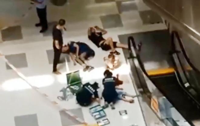 Bố mẹ mải nằm mát-xa để con 3 tuổi rơi thang cuốn chết trong đau đớn - 1