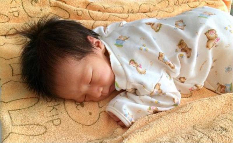 2. Đặt con ngủ nằm sấp, úp bụng: có nguy cơ bị ngạt và đột tử (hội chứng SIDS) cao.
