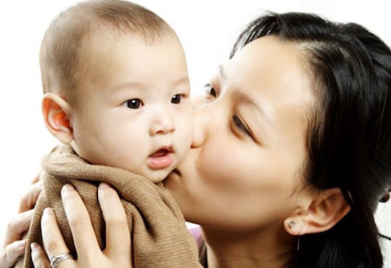 3. Thoải mái hôn con, cho người lạ hôn con: Nụ hôn đôi khi thực sự là "tử thần".
