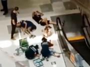 Bố mẹ mải nằm mát-xa để con 3 tuổi rơi thang cuốn chết trong đau đớn