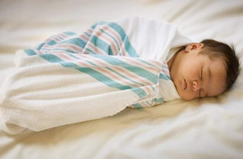 1. Quấn, bao bọc con quá chặt: không giúp trẻ ngủ ngon, ngủ sâu hay ít quấy khóc.
