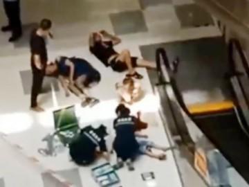 Bố mẹ mải nằm mát-xa để con 3 tuổi rơi thang cuốn chết trong đau đớn