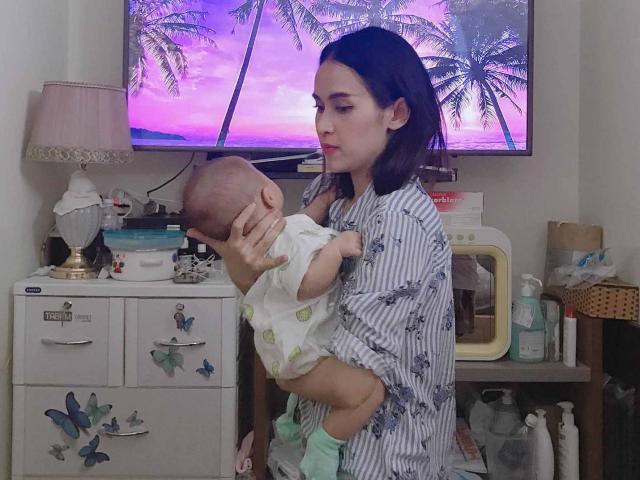 Tú Vi chia sẻ con gái chỉ mới 4 tháng tuổi đã biết giận, không thèm nhìn mặt mẹ