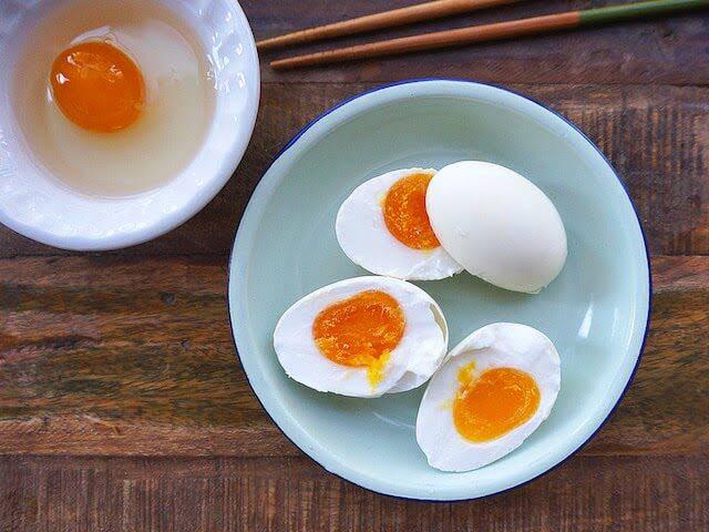 Cách làm trứng muối không tanh, ngon như ngoài hàng