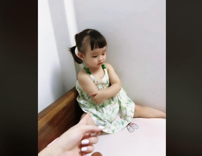 Cực yêu: Con gái Hồng Quế bị mẹ phạt vì bướng, dọa đuổi khỏi nhà vẫn biểu cảm “đốn tim” - 1