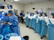 Bà bầu - Mẹ mổ đẻ trong phòng siêu rộng, 35 bác sĩ cùng tham gia bởi số lượng thai nhi gây sốc