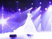 Giải trí - Cô gái diện váy trắng "khổng lồ" choáng ngợp sân khấu The Voice, hớp hồn 4 HLV