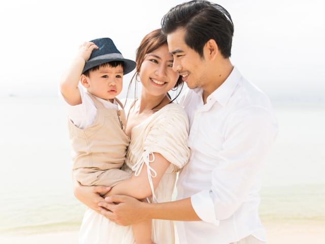 Chụp ảnh kỷ niệm 2 năm về chung nhà, vợ chồng Ngọc Lan hụt hơi vì chạy theo con trai