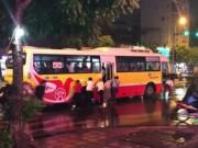 Clip Eva - Hành khách gồng mình đẩy xe bus chết máy sau cơn mưa lớn