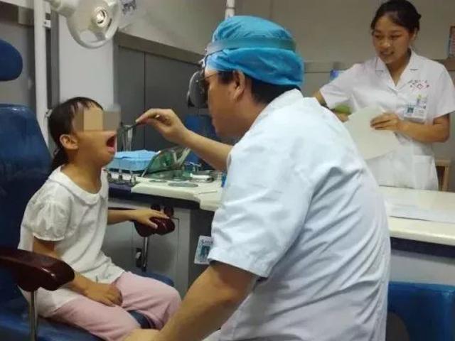 Con gái càng lớn càng xấu xí hơn trước, cha quyết định đưa đi khám mới giật mình