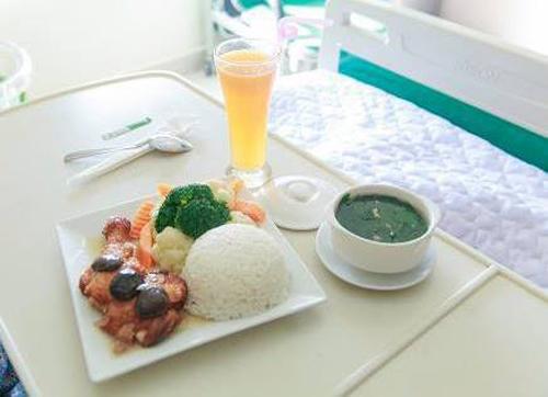 Bà đẻ than vãn cơm cữ mẹ chồng nấu không bằng ở bệnh viện, ai ngờ bị amp;#34;ném đáamp;#34; - 3