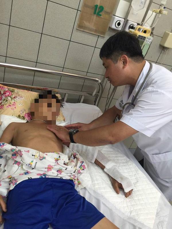 Con bị rắn cắn, hành động sai lầm của mẹ khiến bé trai 10 tuổi hoại tử cả bàn tay - 2