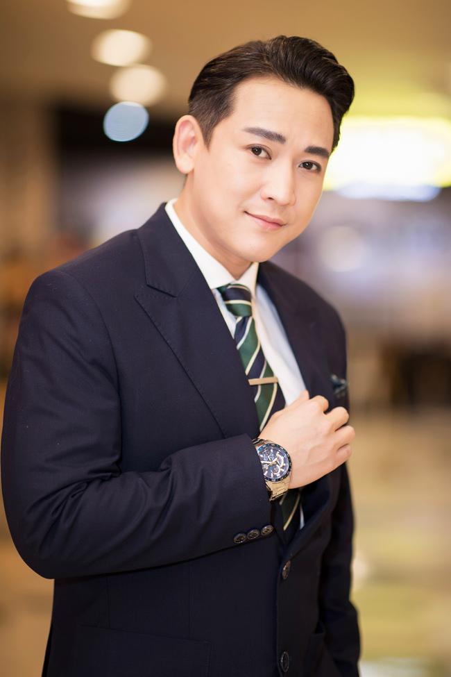 Hứa Vĩ Văn ân cần nâng váy cho người đẹp Phương Anh Đào ngay trong họp báo - 1