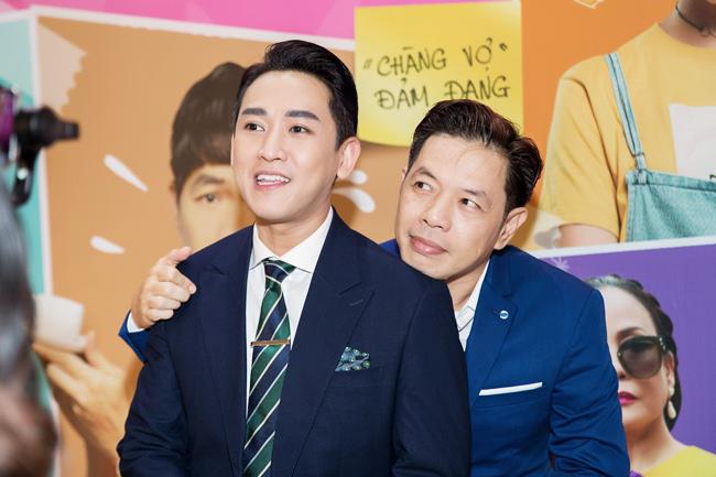 Hứa Vĩ Văn ân cần nâng váy cho người đẹp Phương Anh Đào ngay trong họp báo - 3