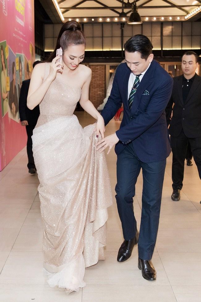 Hứa Vĩ Văn ân cần nâng váy cho người đẹp Phương Anh Đào ngay trong họp báo - 2