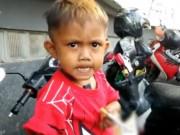 Làm mẹ - Hút thuốc lá từ khi 2 tháng tuổi, bé trai 2 tuổi giờ một ngày hút 40 điếu