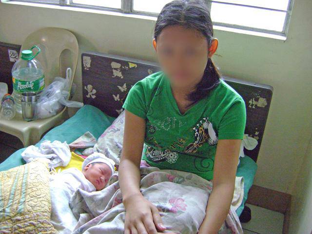 Con gái 17 tuổi mang thai, gia đình không trách mắng còn ăn mừng vì lý do bất ngờ