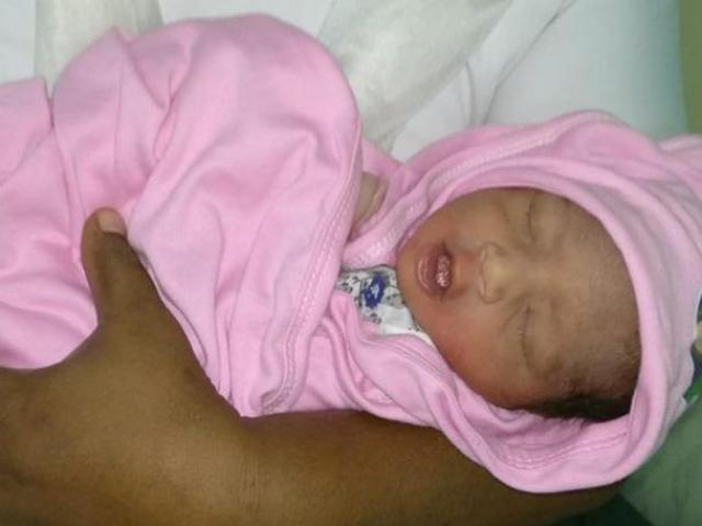 Nghe tiếng khóc kỳ lạ dưới cống thoát nước, người phụ nữ không ngờ cứu được một mạng người