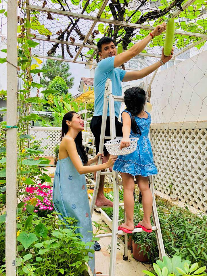 Không chỉ từ thiện khắp nơi, Thủy Tiên còn nổi tiếng amp;#34;thảo ănamp;#34;, trồng rau được cho hết - 16