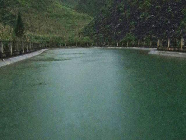 Vợ chồng trẻ lao xuống hồ cứu 2 học sinh đuối nước, cả 4 người chết thảm thương - 1