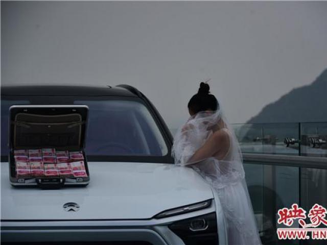 Mang tiền và siêu xe lên cầu kính thử thách bạn trai, cô gái nhận cái kết đắng lòng