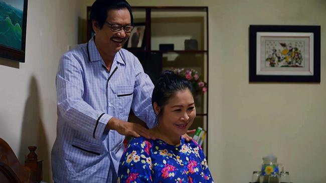 Ngắm loạt khoảnh khắc amp;#34;tình bể bìnhamp;#34; của vợ chồng NSND Hồng Vân trong Gạo Nếp Gạo Tẻ - 2