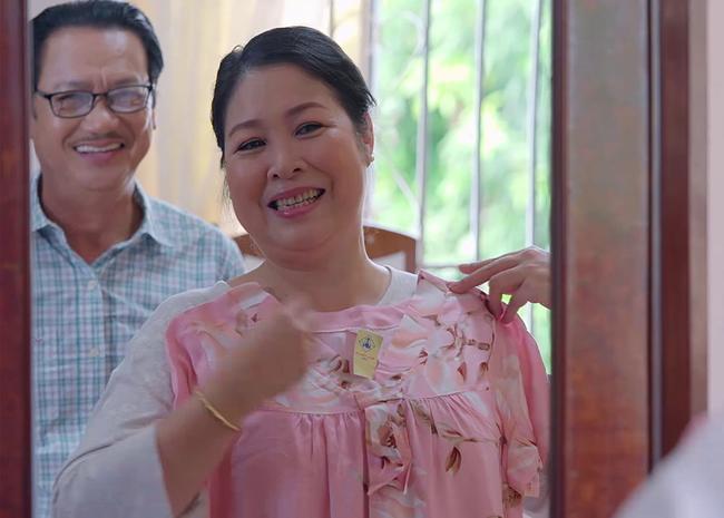 Ngắm loạt khoảnh khắc amp;#34;tình bể bìnhamp;#34; của vợ chồng NSND Hồng Vân trong Gạo Nếp Gạo Tẻ - 3