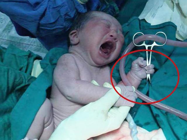 Vừa chào đời đã cướp luôn kéo cắt rốn, em bé Quảng Ninh đúng chuẩn con trai nhà võ sư