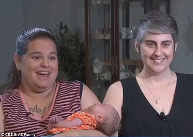 3 lần sảy thai và 1.616 mũi tiêm tạo ra amp;#34;em bé cầu vồngamp;#34; của cặp đôi đồng tính nữ - 3