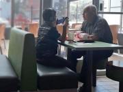 Làm mẹ - Mời cháu trai đi ăn hamburger nhưng cháu chỉ cắm đầu chơi điện thoại, người ông đã rơi nước mắt