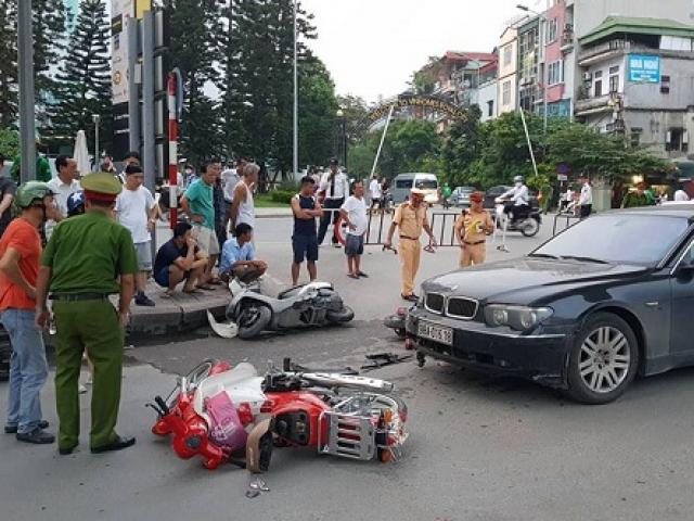 Hà Nội: Nữ tài xế đi xe BMW gây tai nạn liên hoàn, kéo lê cháu bé trên đường