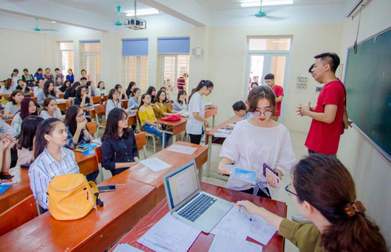 Các tân sinh viên K38 Học viện Báo chí Tuyên truyền tụ họp tại trường để nhập học.
