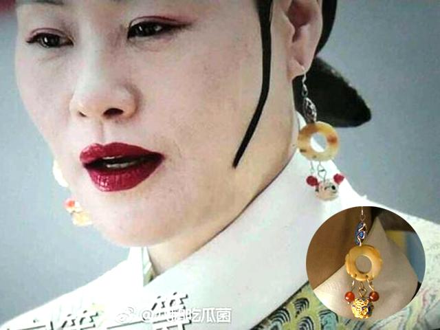 Mẹ của Càn Long Hoắc Kiến Hoa đeo bông tai chuột Mickey: Hóa ra chân tướng là đây!
