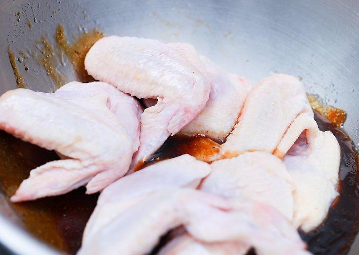 Cách làm gà nướng mật ong kiểu này chín xong là ăn hḗt ngay - 2